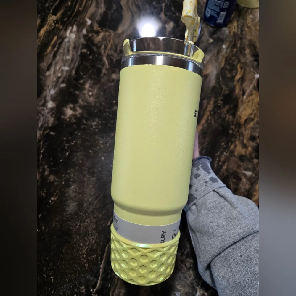 Lemonade Stanley 30oz - Picture 2 of 6